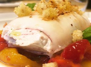 Foto di Calamari ripieni di ricotta, prezzemolo e zeste di limone. Peperoni al forno e pane croccante