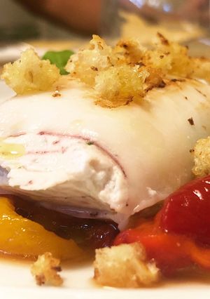 Foto di Calamari ripieni di ricotta, prezzemolo e zeste di limone. Peperoni al forno e pane croccante