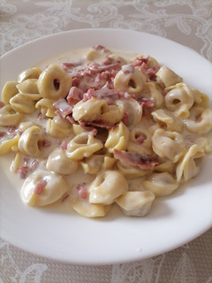Una foto de Tortellinis de carne a la crema con jamón y queso