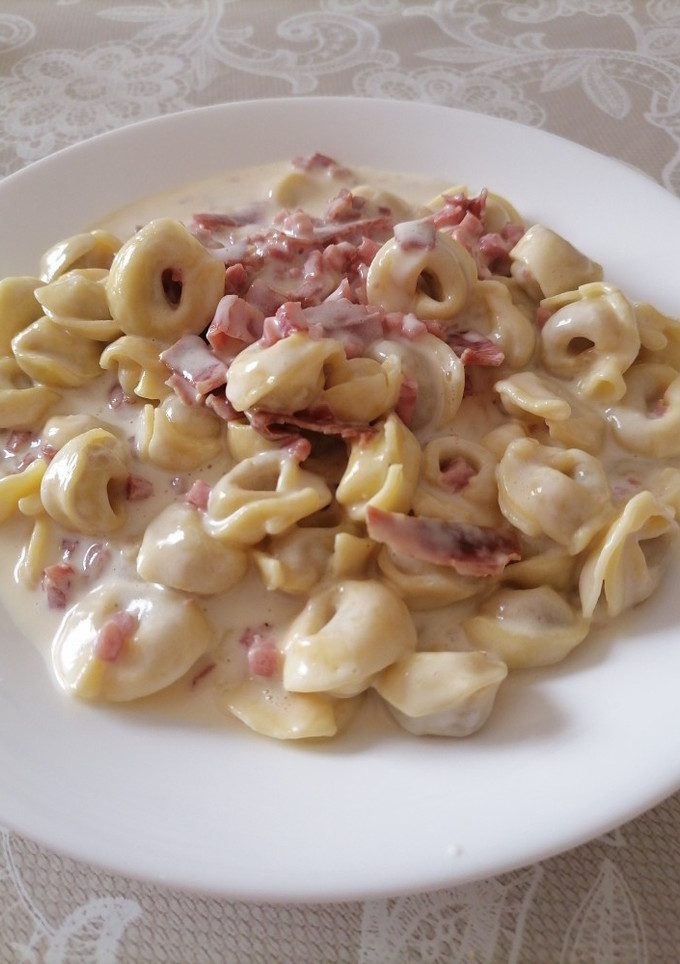 Una foto de Tortellinis de carne a la crema con jamón y queso