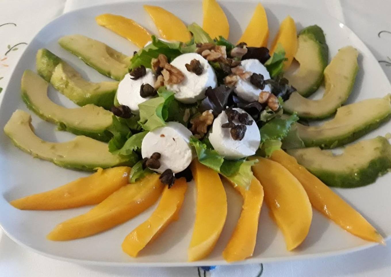 Ensalada de aguacate y mango con alcaparras fritas