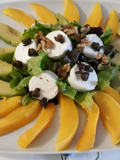 Una foto de Ensalada de aguacate y mango con alcaparras fritas
