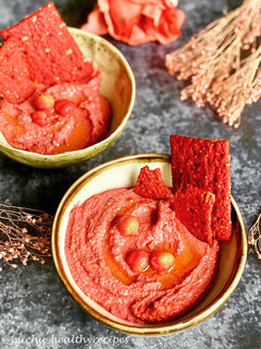 Una foto de Hummus de remolacha