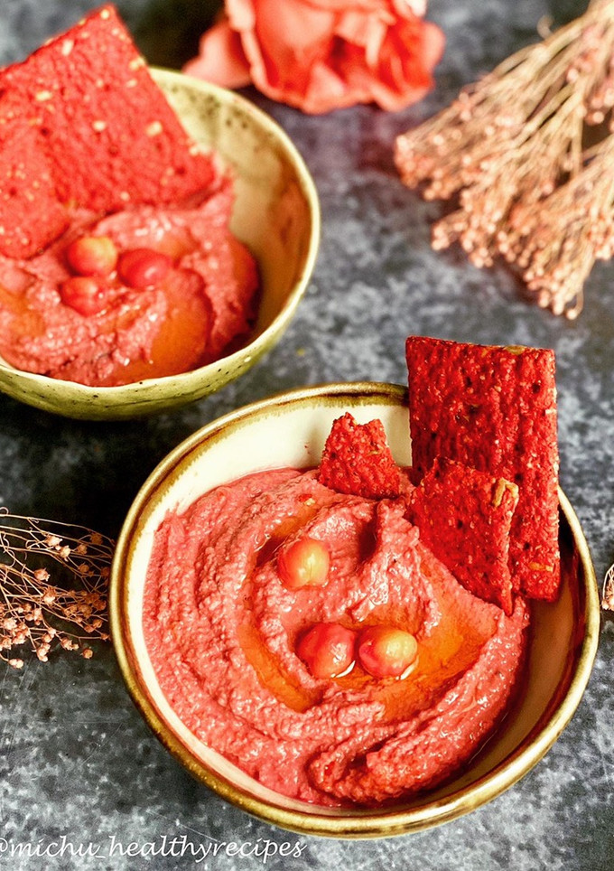 Una foto de Hummus de remolacha