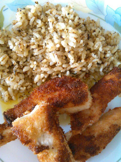 Una foto de Pechuga de pavo rebozada con arroz frito