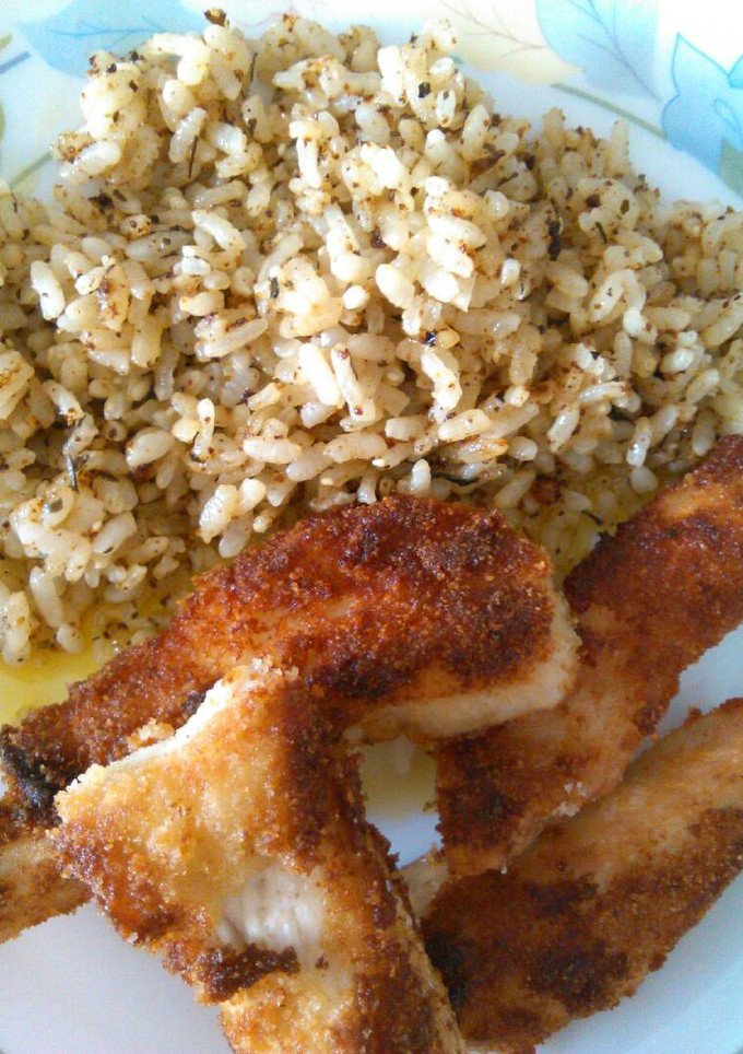 Una foto de Pechuga de pavo rebozada con arroz frito