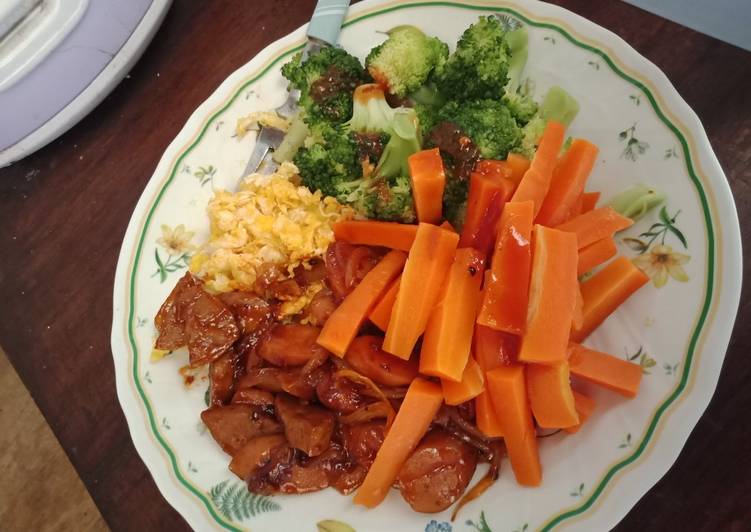 Bagaimana Memasak Scramble Egg, Sausage BBQ Sauce and Vegetables Anti Gagal