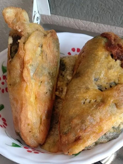 Una foto de Chile relleno de queso con caldillo de jitomate