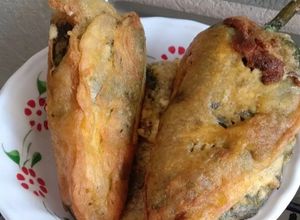 Una foto de Chile relleno de queso con caldillo de jitomate
