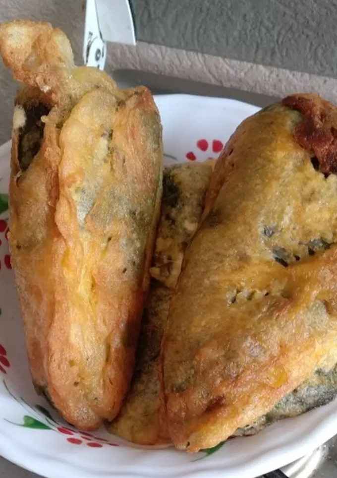 Una foto de Chile relleno de queso con caldillo de jitomate