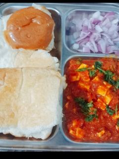पाव भाजी (Pav bhaji recipe in marathi) रेसिपी चे मुख्य फोटो 