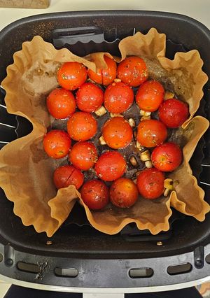 Una foto de Cherrys al Airfryer macerados con hierbas provenzales, AOVE, vinagre de Módena y pimienta molida