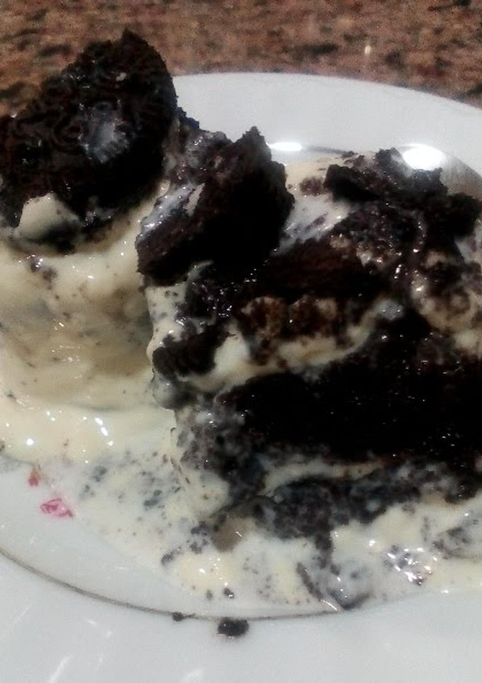 A picture of Oreo no baked icebox cake.