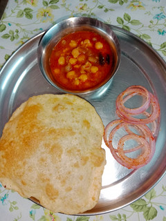 भटूरे छोले (bhature chole recipe in Hindi) रेसिपी मुख्य फोटो