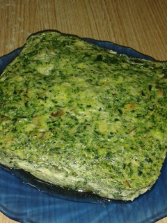 Una foto de Pastel de espinacas, champiñones y queso al microondas