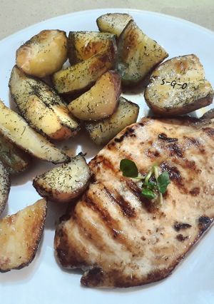 Una foto de Pechuga con papas rústica