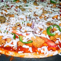 A picture of Chicken tika piza.