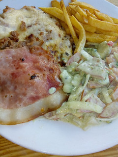 Una foto de Croqueta de carne con jamón y queso