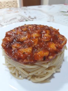 Una foto de Espaguetis con boloñesa y pechuga de pollo