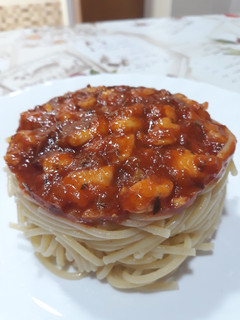 Una foto de Espaguetis con boloñesa y pechuga de pollo