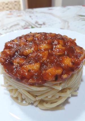Una foto de Espaguetis con boloñesa y pechuga de pollo