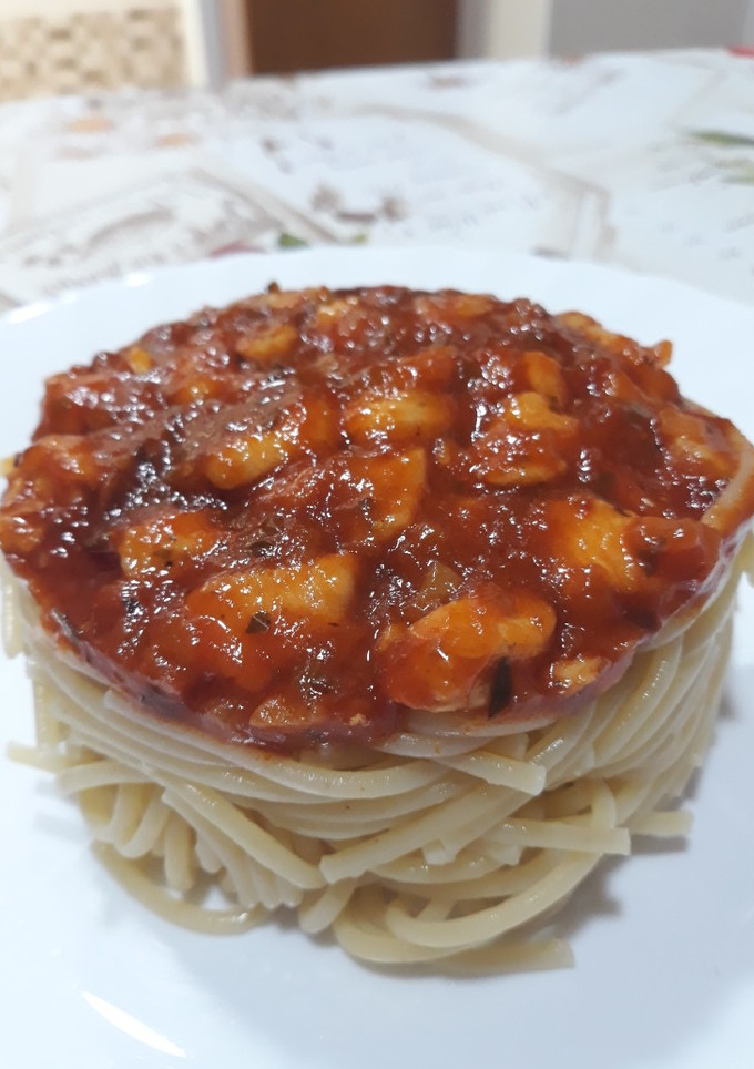 Una foto de Espaguetis con boloñesa y pechuga de pollo