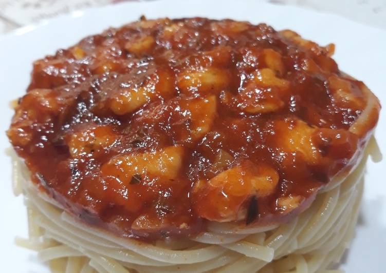 Espaguetis con boloñesa y pechuga de pollo