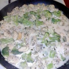 A picture of Chicken broccoli and ziti w/ white wine cream sauce.