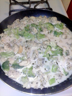 A picture of Chicken broccoli and ziti w/ white wine cream sauce.