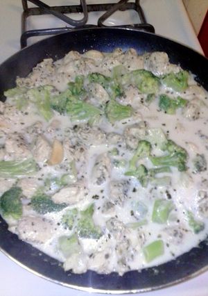 A picture of Chicken broccoli and ziti w/ white wine cream sauce.