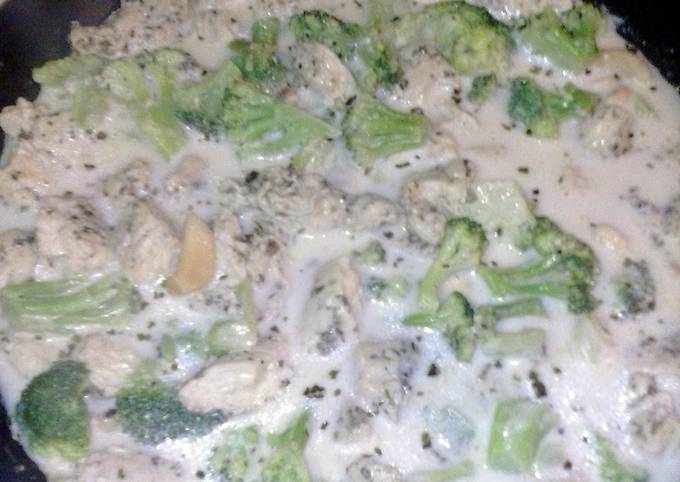 Chicken broccoli and ziti w/ white wine cream sauce