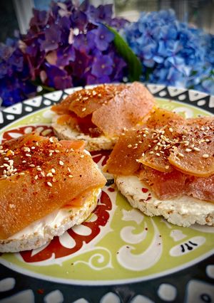 Una foto de Tosta de arroz con salmón marinado y membrillo con escamas de pimentón De la Vera