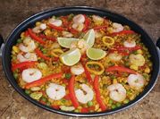 Una foto de condimentos para paella