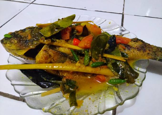 Bagaimana Menyiapkan Ikan mas bumbu kuning, Bikin Ngiler