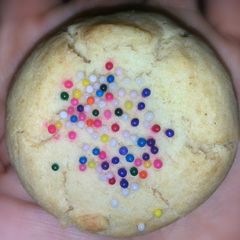 A picture of Easy Almond shortbread cookies (Mantecaditos de almendra).