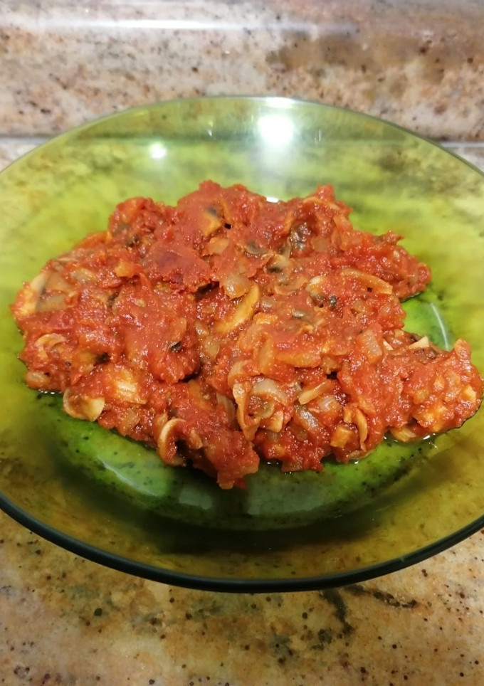 Una foto de Champiñones con tomate