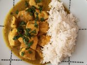 Una foto de pollo al curry con arroz basmati