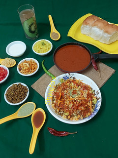 પૂના મિસળ (Puna Misal recipe in Gujarati)(Jain) રેસીપી મુખ્ય ફોટો