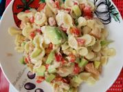Una foto de ensalada de pasta con restos