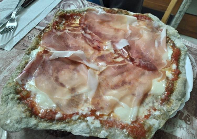 Pizza con impasto alla canapa