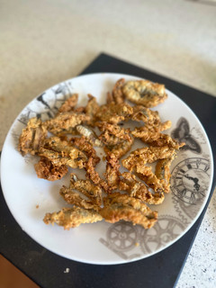 Una foto de Boquerones al limón con harina de garbanzo