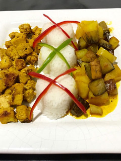 Una foto de Increíble Pollo al curry con arroz, batatas y papas