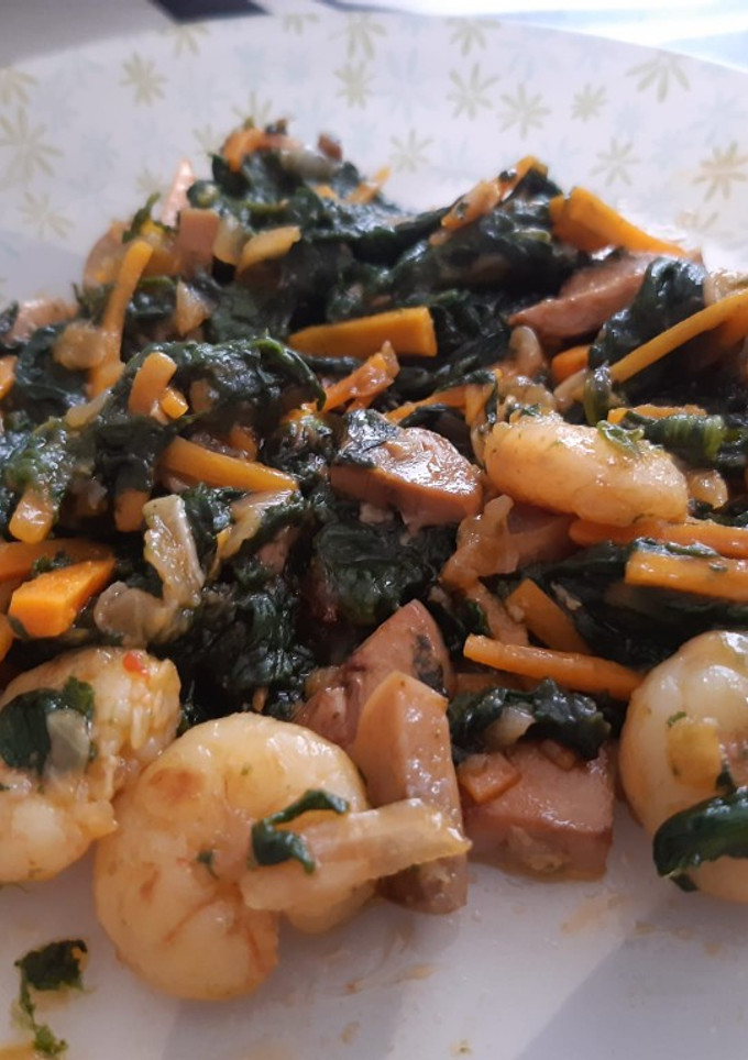 Una foto de Salteado espinacas, cebolla, zanahorias, champiñones y gambas