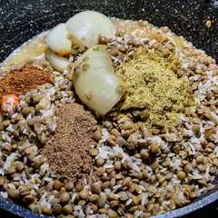 Una foto de PASTEL de LENTEJAS🥓Con Arroz🍚...!🍛