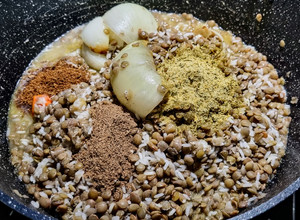 Una foto de PASTEL de LENTEJAS🥓Con Arroz🍚...!🍛