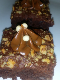 Una foto de Brownies de chocolate nueces y manjar