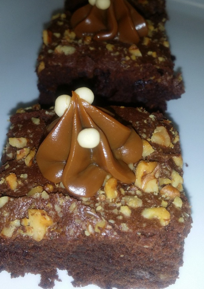 Una foto de Brownies de chocolate  nueces y manjar