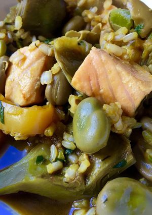 Foto principal de Arroz caldoso con alcachofas, habas y salmón
