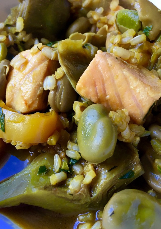 Una foto de Arroz caldoso con alcachofas, habas y salmón