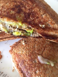 Una foto de Sándwich de queso y aguacate 🥑